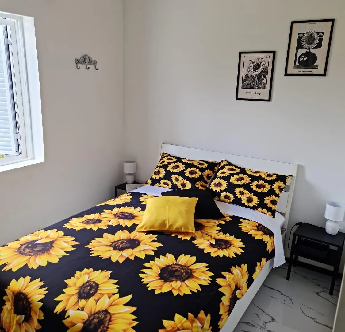 Deluxe B&B 